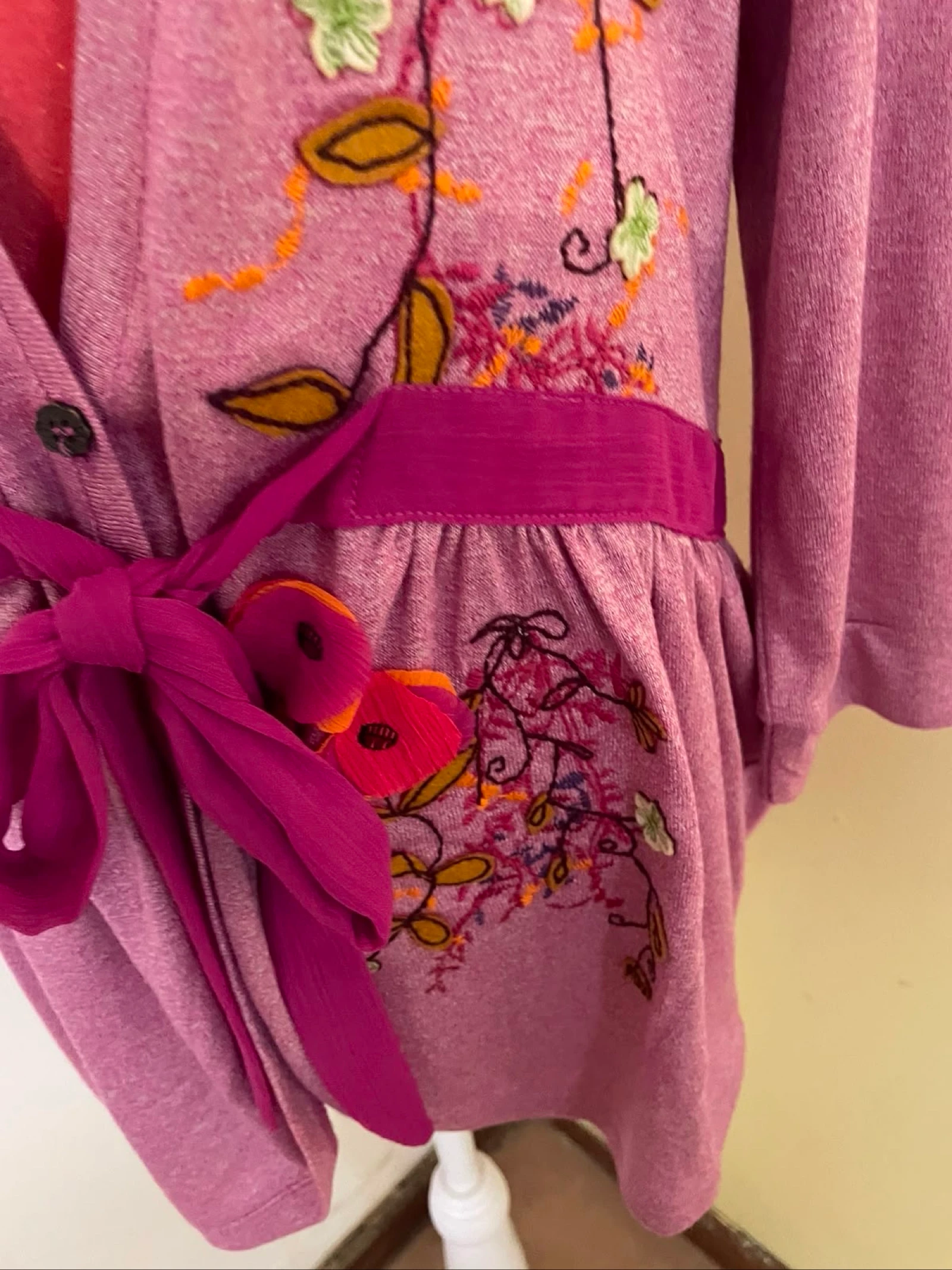 Cardigan Boho Rosa Lilás com Bordado Floral e Cinto Fúcsia  – photo 3